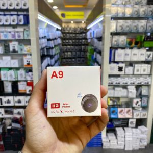 دوربین مداربسته دارای پایه هولدر و کابل USB در داخل بسته بندی